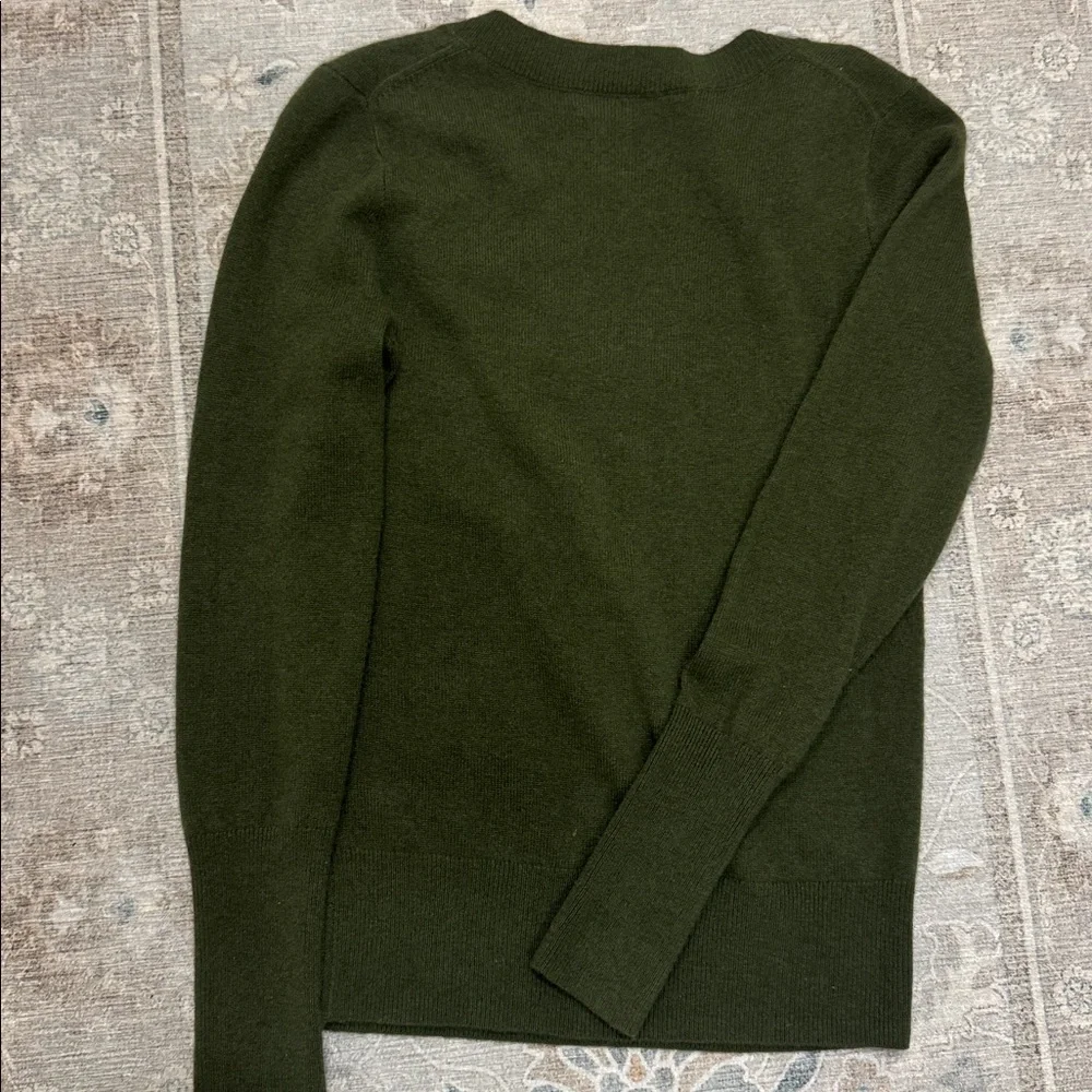 J.Crew | women's 100%cashmere / V-neck fitted sweater in olive green / Size XXS